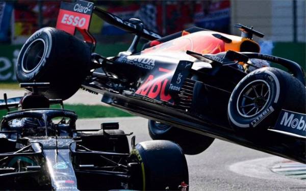 Nahas yang menyaksikan tayar belakang jentera milik Verstappen hampir mengenai Hamilton. - Foto AFP