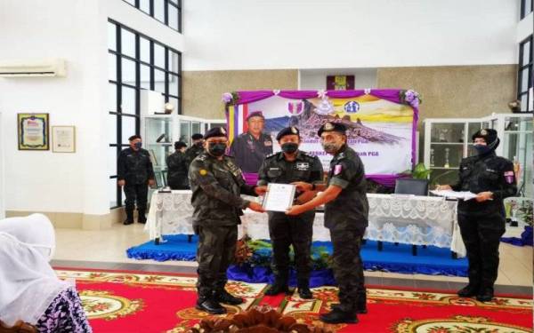 Hazani menyaksikan Majlis Serah Terima Tugas Komander Briged Sabah Pasukan Gerakan Am (PGA) antara Mohd Abduh (kanan) kepada Abdul Rani (kiri) di Ibu Pejabat PGA Sabah di Kinarut, Papar.