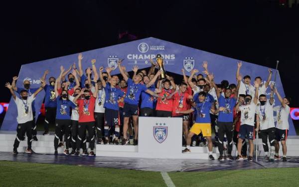 Pasukan JDT meraikan kejayaan selepas dinobatkan juara Liga Super 2021 selepas menewaskan KL City 2-1 di Stadium Sultan Ibrahim pada Ahad. - Foto Bernama