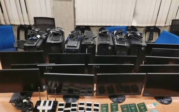 Antara barangan dan peralatan yang dirampas menerusi serbuan di sebuah premis di Mont Kiara, Kuala Lumpur pada Ahad.