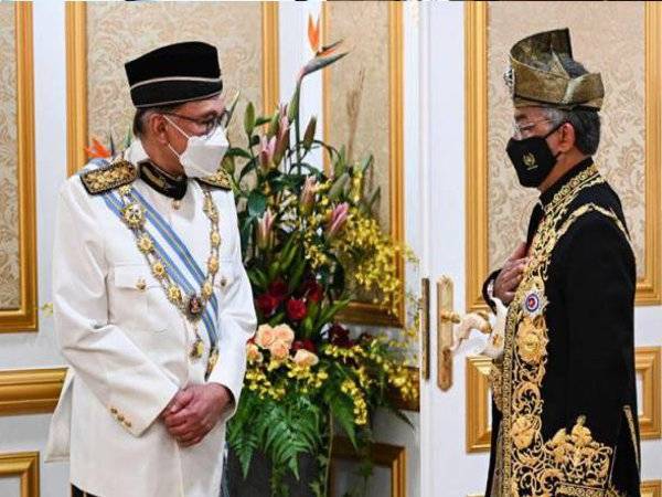 Anwar turut berkesempatan bertemu Yang di-Pertuan Agong, Al-Sultan Abdullah Ri'ayatuddin Al-Mustafa Billah Shah di Bangunan Parlimen hari ini.- Foto Facebook Anwar Ibrahim
