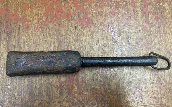 Sebatang besi yang dirampas daripada seorang lelaki yang ditahan di sebuah kedai makan di Taman Medan Bukit Permai, Ampang pada Isnin.