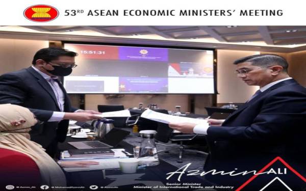 Mohamed Azmin meneruskan agenda menyertai semula Mesyuarat AEM ke-53 sebaik sahaja selesai menghadiri sidang Parlimen pada Isnin.