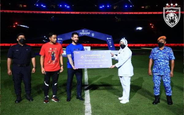Pengendali Harimau Selatan, Benjamin Mora mewakili JDT menyerahkan replika cek kepada wakil petugas barisan hadapan. - Foto Johor Southern Tigers