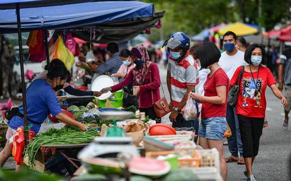 Orang ramai yang lengkap suntikan dos vaksin dilihat mengambil peluang untuk membeli makanan asas ketika tinjauan Foto Bernama di tapak pasar malam Taman Jaya hari ini. 