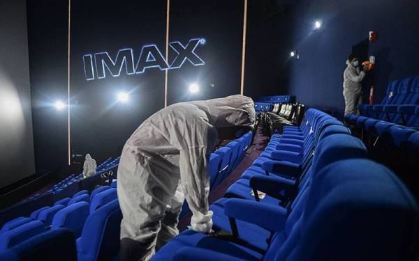 Kakitangan pawagam membuat kelainan dengan memakai kostum Spider-Man ketika melakukan kerja - kerja sanitasi di dalam panggung sebelum dibuka sepenuhnya kepada orang ramai selepas Kerajaan membenarkan aktiviti panggung wayang kepada individu yang lengkap dua dos vaksinasi di Tanjung Golden Village (TGV) Cinema Sunway Velocity hari ini.