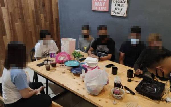 Kesemua pasangan kekasih itu ditahan di sebuah homestay di Tengkera pada Isnin.