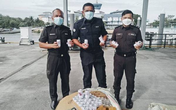 Pegawai dan anggota Maqis dan polis Marin menunjukkan susu steril tanpa permit yang dirampas.