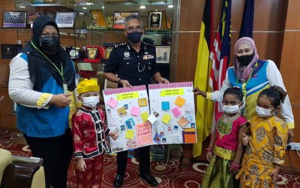 Mohamad menerima kad ucapan penghargaan daripada murid dan guru Tabika Perpaduan Kampung Semarak Rahang, Seremban di Ibu Pejabat Polis Kontinjen Negeri Sembilan pada Selasa.