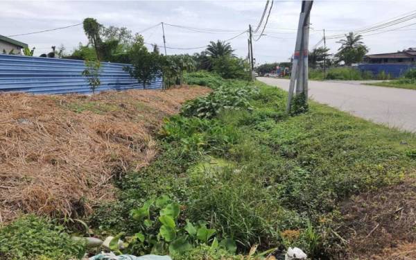 Pihak JKR Klang perlu membersihkan parit di bahu jalan sekurang-kurangnya tiga hingga enam bulan sekali bagi mengelakkan limpahan air ke atas jalan raya ketika musim air pasang setiap hujung tahun.
