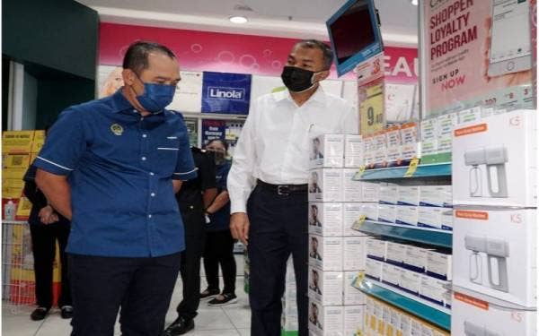 Abdul Yunus (dua kiri) ketika mengadakan sesi tinjauan Pemantauan Harga Maksimum Kit Ujian Pantas Antigen Covid-19 di pusat membeli-belah Ipoh Parade, di sini pada Selasa.