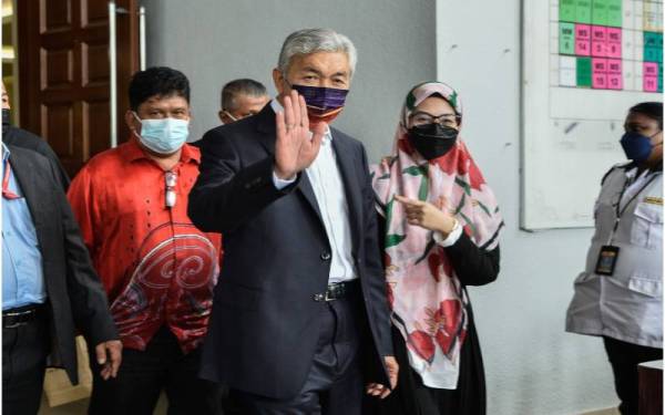 Ahmad Zahid bersama anaknya, Datuk Nurulhidayah (kanan) hadir di Kompleks Mahkamah Kuala Lumpur pada Selasa untuk prosiding hujahan di akhir kes pendakwaan bagi pertuduhan pecah amanah, rasuah dan pengubahan wang haram yang dihadapi beliau. 
