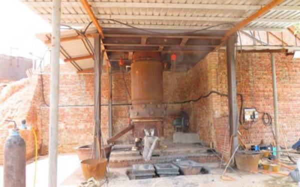 Alat disyaki digunakan untuk melebur e-waste yang ditemui di premis kilang haram di Kampung Orang Asli Mikang, Muadzam Shah.