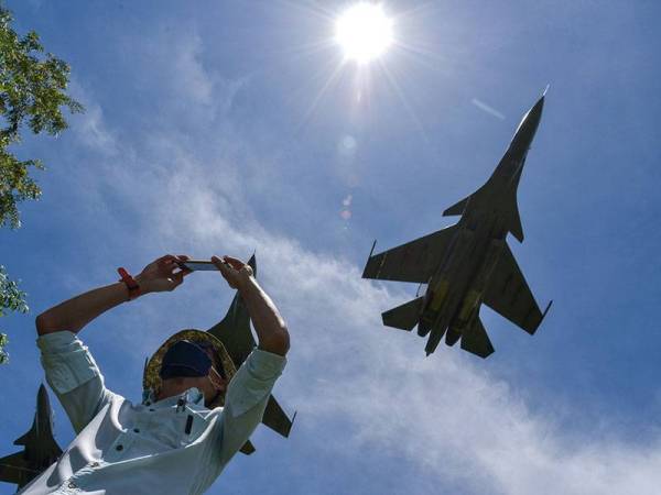 Seorang lelaki tidak melepaskan peluang merakam gambar aksi pesawat pejuang Sukhoi Su-30MKM milik Tentera Udara Diraja Malaysia (TUDM) yang melakukan terbang lintas di ruang udara Labuan sempena acara kemuncak Eksesais Ababil 2021 hari ini.
