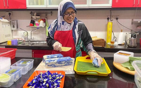 Pengusaha Pulut Tetal Nyonya Zubaida, Rosmawati Abdul Ghani, 48, memotong dan menyusun pulut tetal atau pulut tai tai. - Foto Bernama