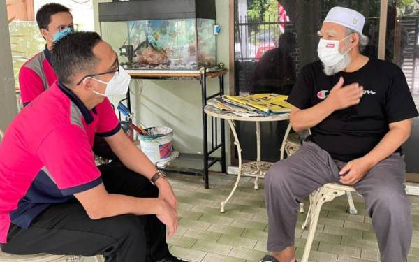 Mohamad menceritakan tentang penyakit yang dihadapi kepada Mohamad Kairi.