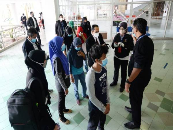 Tujuh warga Filipina dan Indonesia didenda antara RM3,000 hingga RM6,000 di Mahkamah Majistret Shah Alam pada Rabu, atas kesalahan menggunakan salinan kad pengenalan palsu untuk bekerja. - FOTO SINAR HARIAN/ROSLI TALIB