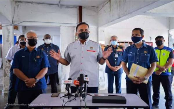 Reezal Merican ketika sidang media selepas sesi walkabout ke Projek Tabung Penyelenggaraan Perumahan Malaysia (TPPM) di Pangsapuri Jubli Perak, Bandar Baru Bangi, pada Rabu. - Facebook KPKT