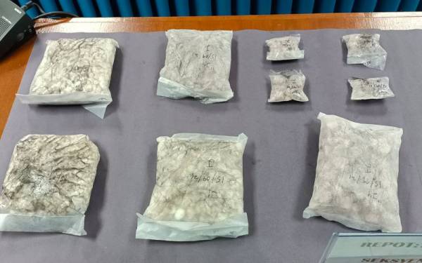 Sebahagian dadah yang berjaya dirampas dalam serbuan di sebuah rumah di Pekan Baru Teluk Intan awal pagi Rabu.