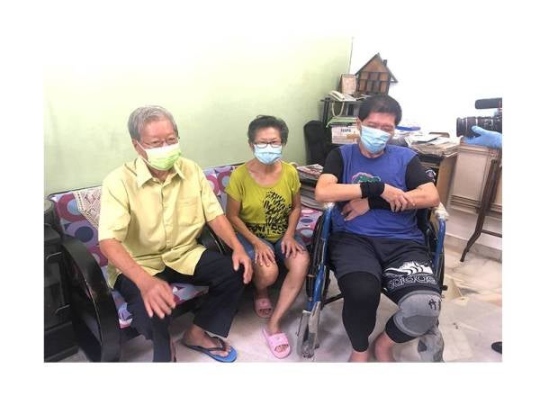 Yang Seng bersama isteri dan anak.