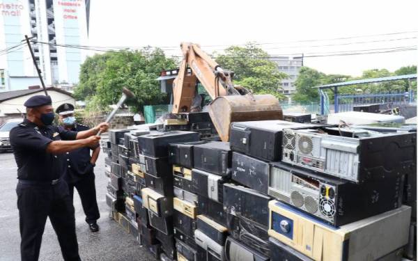 Ashari melakukan gimik melupuskan barang kes di IPD Wangsa Maju, di sini pada Rabu.