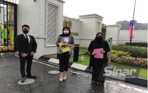 Mona (kanan) bersama wakil GMK selepas selesai menyerahkan memorandum di Istana Negara pada Rabu.