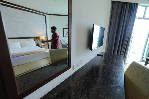 Kakitangan Hotel Adya, Kuah melakukan proses sanitasi dan persiapan sempena pembukaan Gelembung Pelancongan Langkawi mulai esok. -Foto Bernama