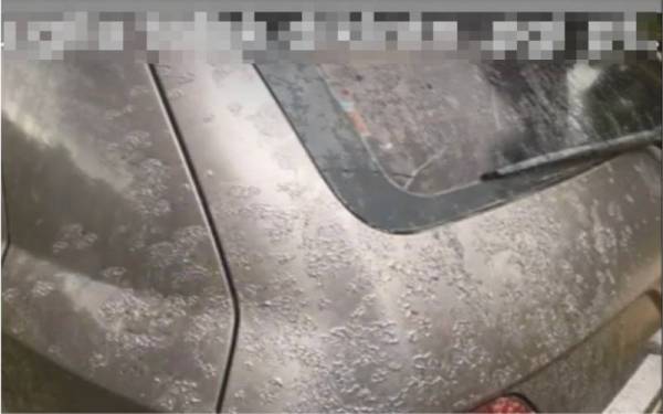 Rakaman yang tular menunjukkan sebuah kereta yang rosak pada bahagian belakang dikatakan kerana terkena asid.