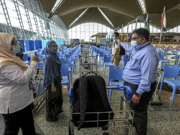 Pengarah Kawalan Penyakit Kementerian Kesihatan, Datuk Dr Norhayati Rusli (dua, kiri) meninjau persiapan pusat ujian saringan kendiri di Lapangan Terbang Antarabangsa Kuala Lumpur (KLIA) hari ini.