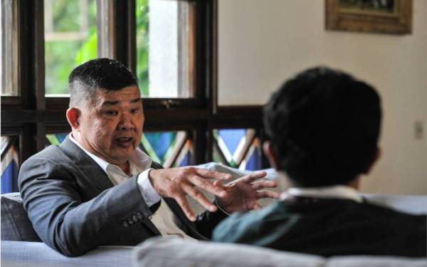 'Uncle Kentang' ketika ditemu bual selepas majlis penyampaian sijil Anugerah 'Commonwealth Points of Light' oleh Ratu United Kingdom Ratu Elizabeth II di Residensi Bristish hari ini. Foto Bernama