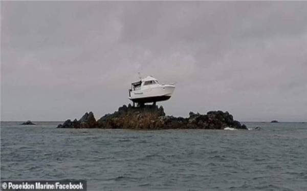 Sebuah bot terperangkap di atas bot di tengah laut di luar pantai Jersey pada Jumaat lalu. - Foto Poseidon Marine/Facebook