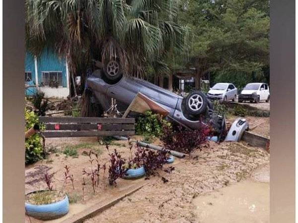 Setakat jam 8 pagi tadi, keseluruhan mangsa yang dipindahkan membabitkan 27 keluarga. - Foto Awani