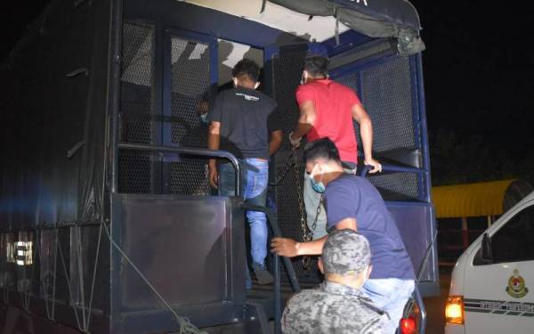 PATI yang ditahan dibawa ke Depoh Imigresen Semenyih selepas operasi di sekitar Klang pada malam Rabu. - Foto Ihsan Imigresen Selangor
