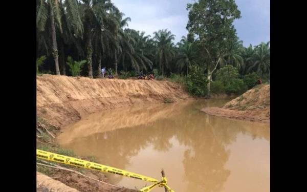  Seorang kanak-kanak berusia setahun lapan bulan dikhuatiri lemas selepas dipercayai keluar dari kereta bapanya yang diparkir berhampiran sungai. Foto: Ihsan pembaca. 