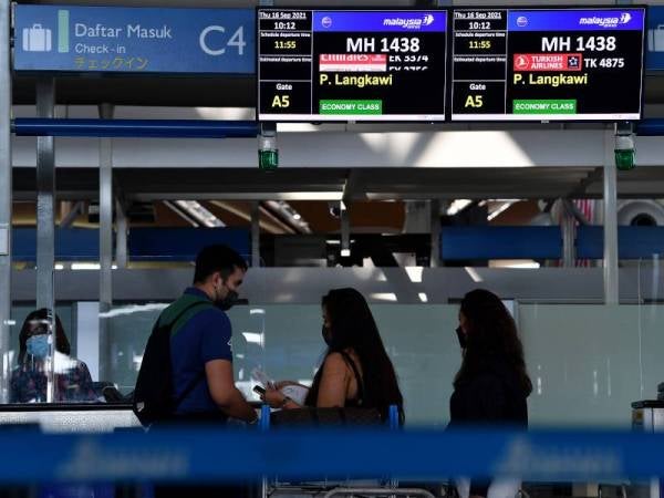 SEPANG, 16 Sept -- Sebahagian daripada penumpang beratur selepas melakukan ujian saringan COVID-19 sebelum dibenarkan membuat pendaftaran masuk untuk penerbangan ke Langkawi ketika tinjauan fotoBernama di Lapangan Terbang Antarabangsa Kuala Lumpur (KLIA) hari ini.
Setiap pelancong yang akan bercuti ke Pulau Langkawi, Kedah diwajibkan menjalani ujian saringan COVID-19 bermula hari ini bagi memastikan Gelembung Pelancongan Langkawi berjaya dilaksanakan untuk memastikan penularan COVID-19 tidak merebak.
--fotoBERNAMA (2021) HAK CIPTA TERPELIHARA
