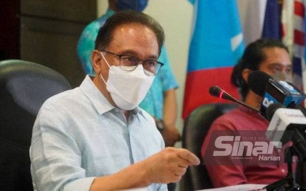 Anwar ketika mengadakan sidang akhbar secara hibrid di Ibu Pejabat PKR, Petaling Jaya pada Khamis.