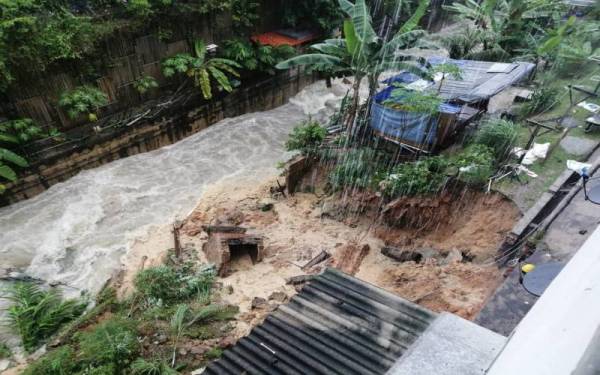 Kejadian berlaku pada petang Rabu disebabkan hujan lebat. - Foto MOHD HALIM ABDUL WAHID