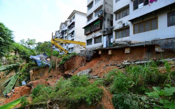 Runtuhan berlaku melibatkan tebing dan tanah di sebuah blok Rumah Pangsa Sri Cempaka. - Foto MOHD HALIM ABDUL WAHID