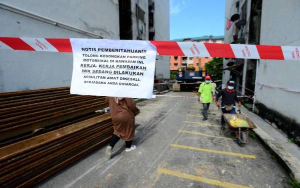 Notis ditampal peringatan diletakkan berhampiran lokasi kejadian.- Foto MOHD HALIM ABDUL WAHID