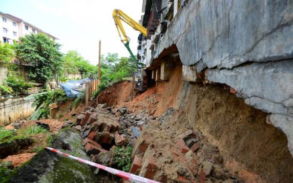 Runtuhan berlaku melibatkan tebing dan tanah di sebuah blok Rumah Pangsa Sri Cempaka, Petaling Jaya pada petang Rabu. - Foto MOHD HALIM ABDUL WAHID