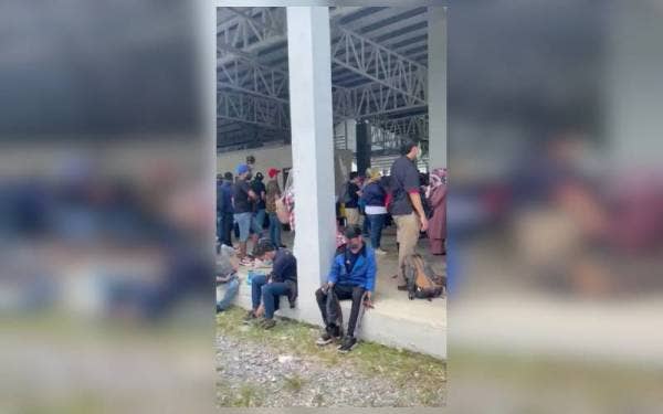 Pelancong menunggu giliran berikutan perkhidmatan feri tergendala di Terminal Kuala Perlis pada Khamis.