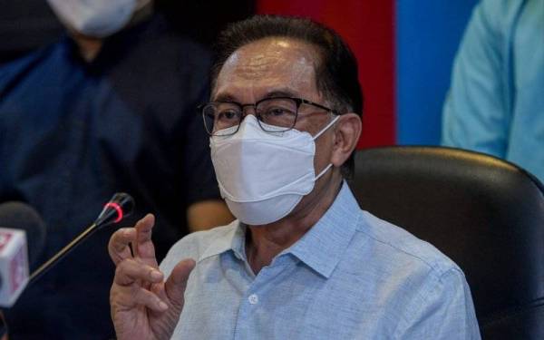 Presiden Parti Keadilan Rakyat (PKR) Datuk Seri Anwar Ibrahim bercakap pada sidang media di Ibu Pejabat PKR hari ini.- Foto Bernama