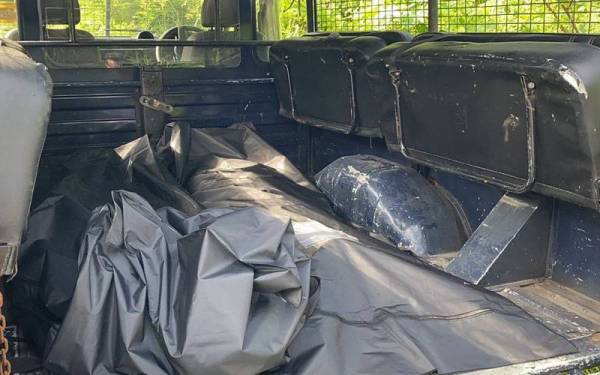 Mayat kedua-dua suspek dibawa ke Hospital Seberang Jaya untuk bedah siasat.