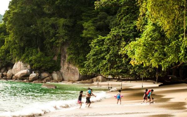 Pusat peranginan terkenal Pulau Pangkor dijangka dibuka selewat-lewatnya 1 November depan kepada pelancong, bagaimanapun keputusan akhir tertakluk kepada 'lampu hijau' daripada Majlis Keselamatan Negara (MKN).- Foto 123rf