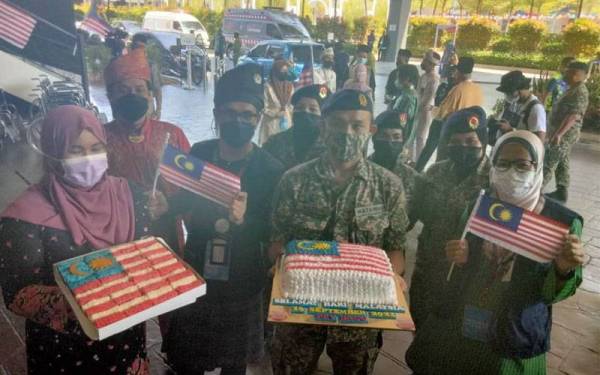 Kek Jalur Gemilang khas buat anggota ATM bagi menghargai jasa mereka.