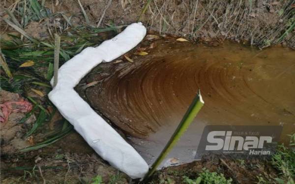 'Oil boom' yang dipasang di anak sungai di Kampung Baru Sri Aman pada Khamis.