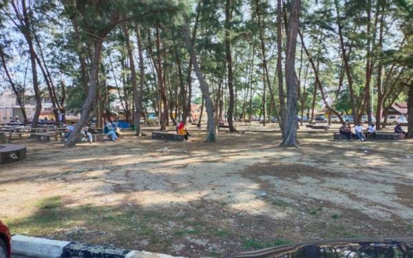 Setiap ruang rehat disediakan di Pantai Batu Burok dipenuhi pengunjung