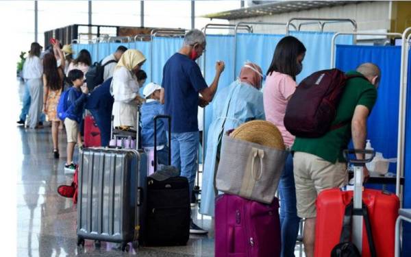 Setiap pelancong yang akan bercuti ke Pulau Langkawi, Kedah diwajibkan menjalani ujian saringan Covid-19 bermula hari ini sebelum memulakan perjalanan mereka ketika tinjauan fotoBernama di Lapangan Terbang Antarabangsa Kuala Lumpur (KLIA) hari ini. Foto Bernama