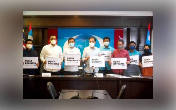 Penyertaan aktivis terbabit diumumkan Anwar pada sidang media yang turut dihadiri Ketua Angkatan Muda Keadilan, Akmal Nasir di ibu pejabat parti itu. - Foto Astro Awani