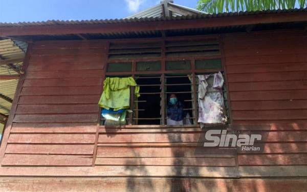 Keadaan rumah pusaka di diami Ramlah bersama dua anaknya di Kampung Lambor Kanan yang sudah uzur.